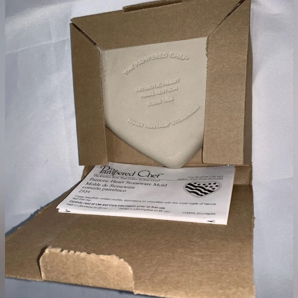 Pampered Chef Valentine’s Beige Patriotic Heart Stoneware Cookie Treats Mold NIB